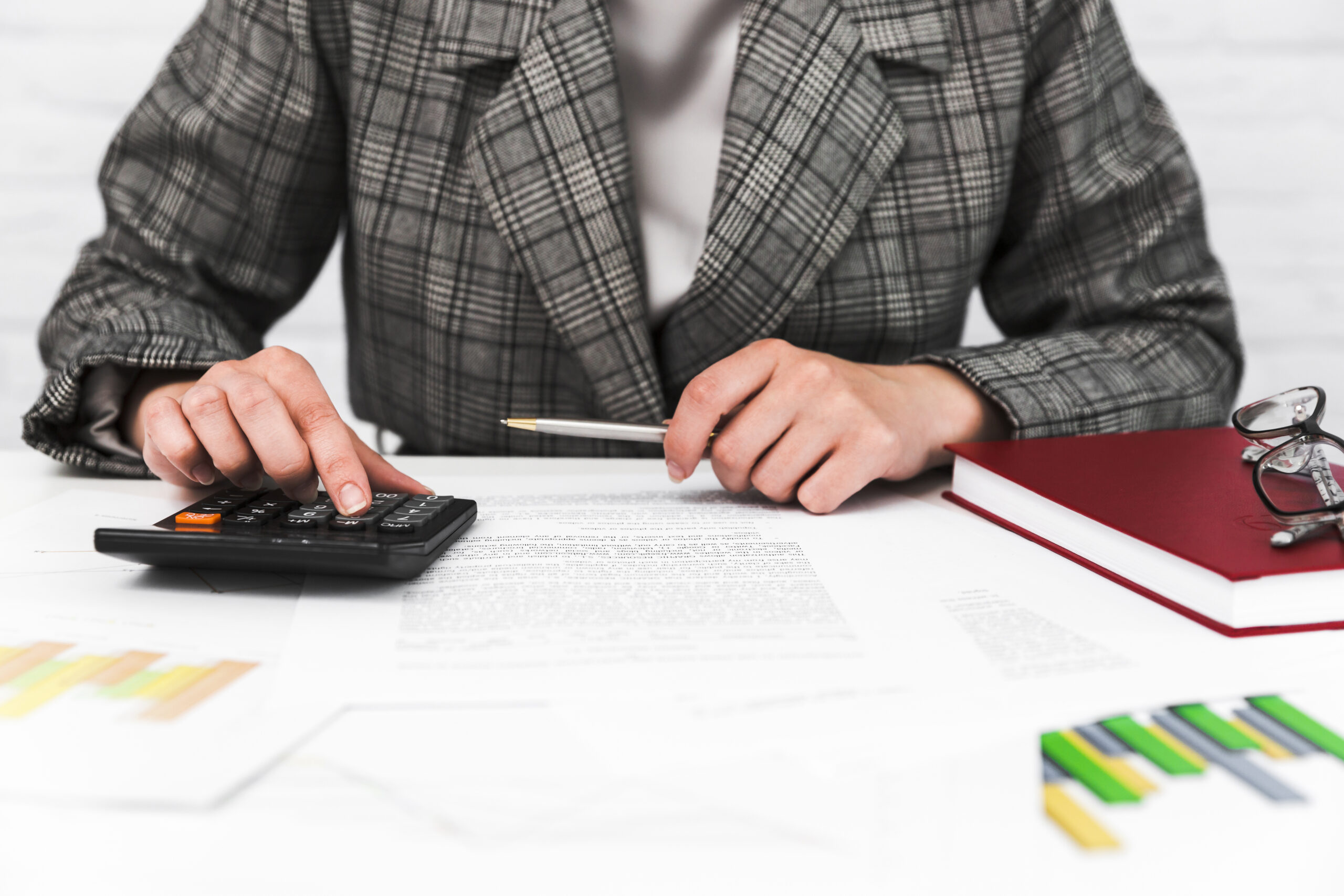 business-woman-working-office-desktop